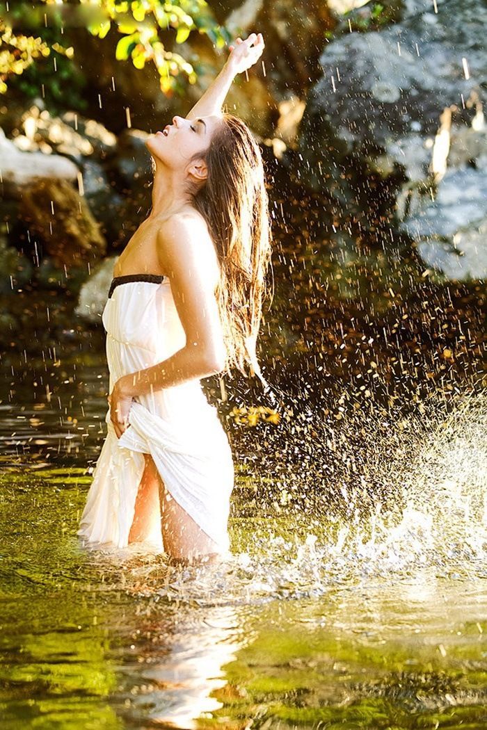 Marie Avgeropoulos in San Antonio